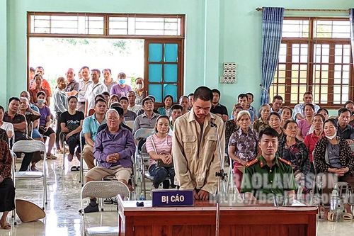 Lái xe gây tai nạn rồi nhờ người khác nhận thay, một bị cáo lĩnh án 21 tháng tù