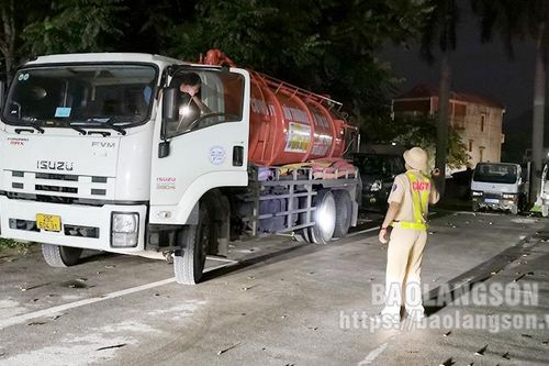 Tạm giữ đối tượng đổ chất thải ra môi trường tại Quốc lộ 1A