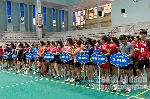 Gần 500 vận động viên tham gia giải bóng chuyền hơi Hội Doanh nhân trẻ Lạng Sơn mở rộng lần thứ nhất