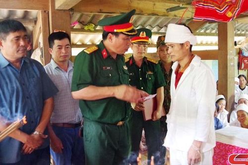 Bộ CHQS tỉnh hỗ trợ các gia đình gặp nạn do thiên tai