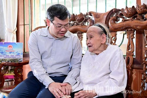 Chủ tịch UBND tỉnh Nguyễn Văn Sơn tặng quà người cao tuổi xã Thái Bình
