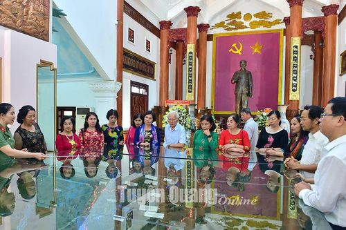 Đoàn công tác Trường Phổ thông Vùng cao Việt Bắc về nguồn tại Tân Trào