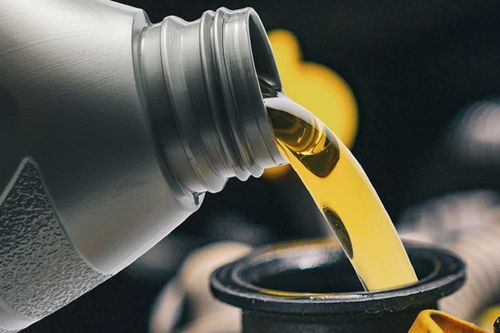 Tác hại nghiêm trọng khi đổ dư dầu động cơ ô tô