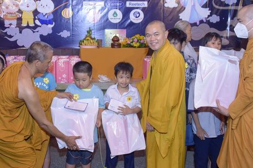 Ban Từ thiện xã hội T.Ư, tịnh xá Ngọc Chánh tổ chức trung thu cho các em thiếu nhi