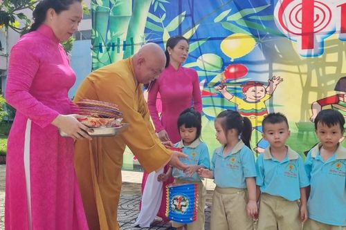 Ban Trị sự Phật giáo H.Nhà Bè, tịnh thất An Lạc, chùa Phước Anh (Q.8) tặng quà dịp trung thu