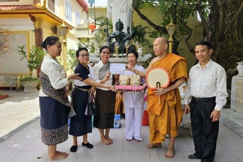 Đà Nẵng: Phái đoàn Tổng Lãnh sự Lào thăm và cúng dường An cư kiết hạ tại chùa Tam Bảo