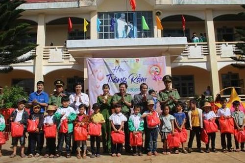Mang niềm vui Trung thu đến trẻ em vùng biên giới Đắk Nông