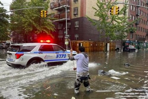 New York 'phố biến thành sông' vì mưa lớn kỷ lục