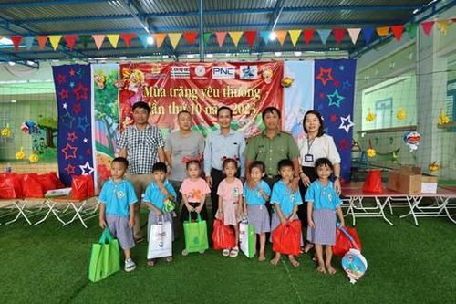 Hơn 5.000 phần quà đến với trẻ em mùa Trung thu