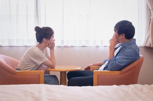 Cậy nhà ngoại giàu, vợ đòi cho con trai chúng tôi mang họ mẹ