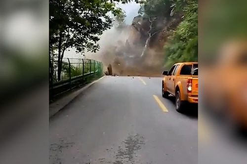 Sạt lở đất đá khiến tài xế phải cho xe lùi khẩn cấp để tránh nạn