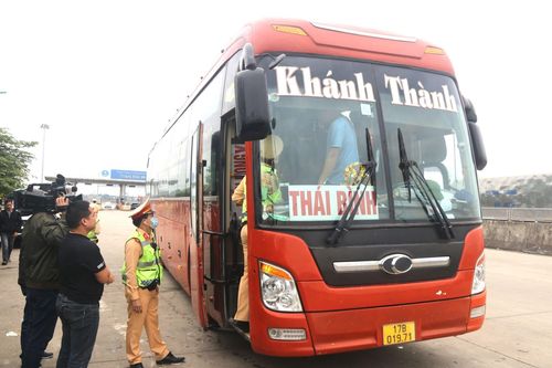 Nên làm gì khi bị cảnh sát giao thông phạt cao hơn quy định?