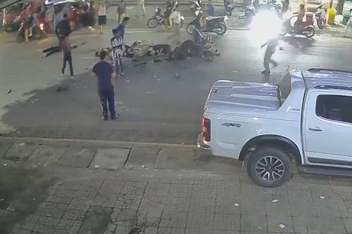 Hai xe máy đối đầu nhau ba thanh niên tử vong