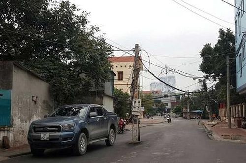 Cột điện 'đứng' giữa ngõ