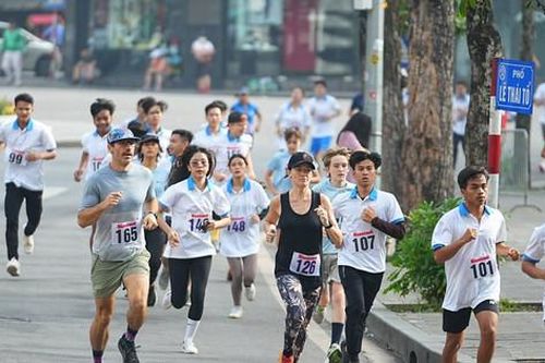 Hình ảnh VĐV người nước ngoài trên đường chạy vì hòa bình