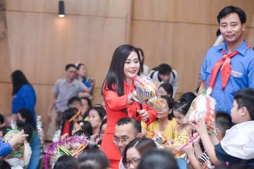 Hoa hậu Phan Kim Oanh và Top 4 Mrs Grand Vietnam 2023 trao quà trung thu