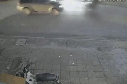Khoảnh khắc 2 xe máy đâm trực diện khiến 3 người tử vong ở Hà Giang