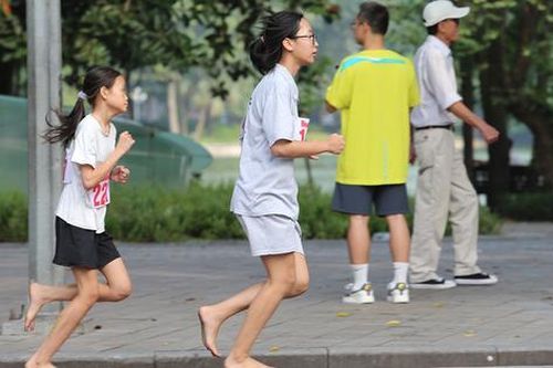 Bất ngờ trước hình ảnh vận động viên chạy chân đất trong giải chạy báo Hà Nội mới