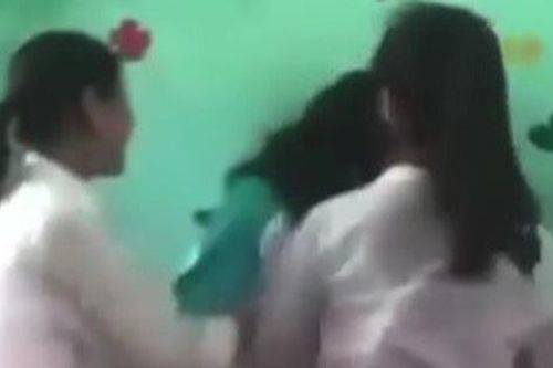 Vụ nữ sinh lớp 9 ở Lạng Sơn bị đánh hội đồng, xử lý nhóm bạn đánh như thế nào?