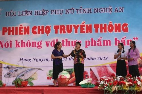 Phiên chợ truyền thông 'Nói không với thực phẩm bẩn' nâng cao ý thức cho người dân