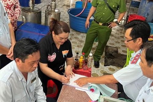 Bắt quả tang một cơ sở bơm tạp chất cho 80 kg tôm