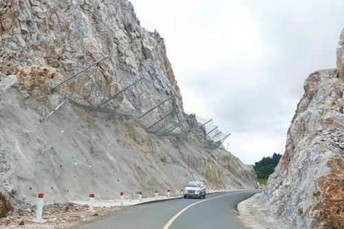 Chủ đầu tư lên tiếng sau lo ngại đá rơi đường gom Cao tốc Mai Sơn-QL45?