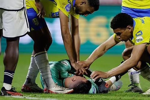 Thủ môn bất tỉnh sau pha va chạm kinh hoàng, trận đấu phải bỏ dở giữa chừng