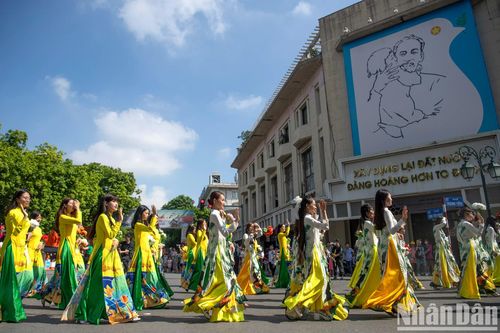 Rực rỡ sắc màu Carnaval Thu Hà Nội trên Phố đi bộ Hồ Hoàn Kiếm