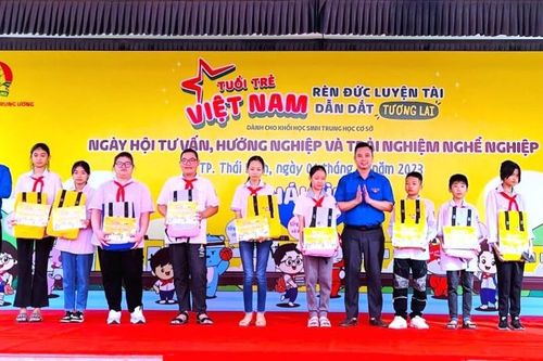 Hướng nghiệp, trao quà tặng thiếu nhi Thái Bình hoàn cảnh khó khăn