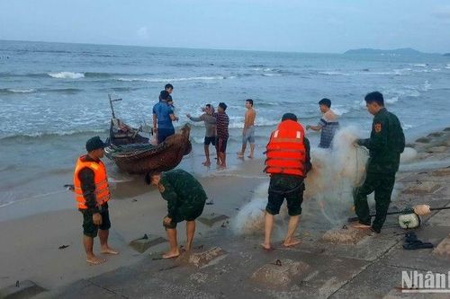 Thừa Thiên Huế: 2 học sinh lớp 9 đuối nước trên biển