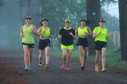 Các vận động viên chạy thử cung đường của giải chạy Gia Lai City Trail 2023