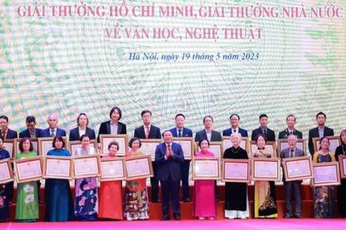 Không chỉ chuyện tiền thưởng…