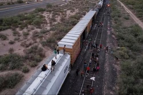 Người di cư mắc kẹt ở biên giới Mexico-Mỹ: Di chuyển trên những 'quái vật' đường sắt mong cơ hội đổi đời