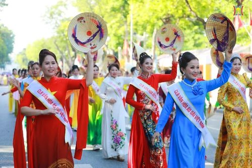 Rực rỡ sắc màu Carnaval Thu Hà Nội