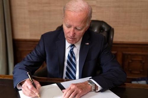 Ông Biden kịp ký dự luật ngăn Chính phủ Mỹ đóng cửa vào phút chót