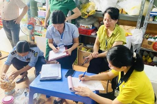 Lào Cai: Nghi ngộ độc thực phẩm do tự chế trà sữa 5 học sinh phải vào viện