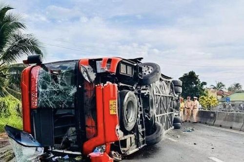 Xe khách bị lật trên quốc lộ 1A khiến hành khách hoảng loạn tìm lối thoát thân