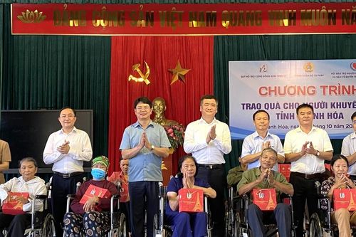 Trao tặng 100 xe lăn, 5 nhà tình nghĩa, 50 xe đạp cho người khuyết tật, gia đình chính sách và học sinh nghèo tại Thanh Hóa