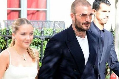 Beckham nắm chặt tay con gái 12 tuổi đi xem show