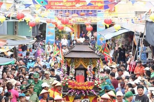 Cận cảnh ghe thuyền Cần Giờ rẽ sóng rước lễ Nghinh Ông