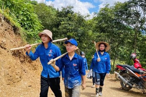 Đoàn viên thanh niên lội suối, băng rừng vào sửa chữa đường bị lũ cuốn