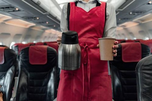 Tiếp viên hàng không làm đổ cà phê khiến khách nữ bỏng nặng