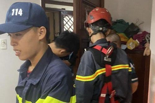 Công an đu dây giải cứu bé gái mắc kẹt ở tầng 16 chung cư