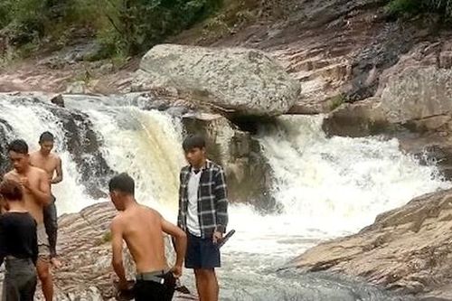 Lên suối đầu nguồn tắm khi trời mưa, hai em nhỏ tử vong do đuối nước