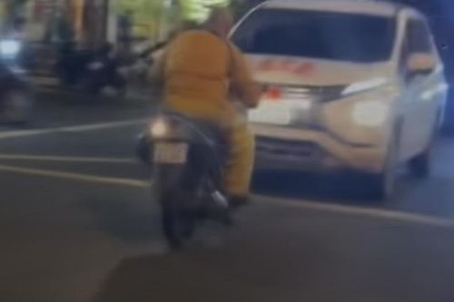 Xác minh clip một người mặc trang phục thầy tu, đầu trần đi xe máy