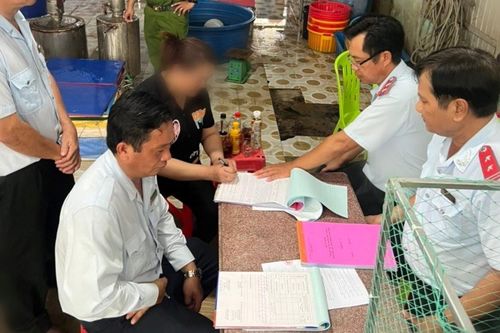 Bắt quả tang cơ sở kinh doanh mua bán tôm nguyên liệu bơm tạp chất