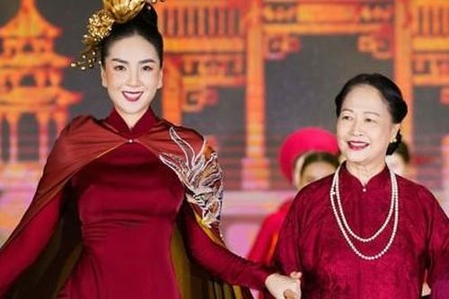 MC Mai Ngọc VTV duyên dáng, xinh đẹp bên NSND Như Quỳnh