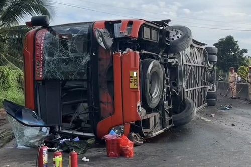 Xe khách lật nghiêng trên Quốc lộ 1, nhiều người bị thương