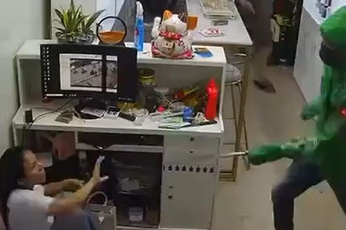 Truy tìm nhóm đối tượng xông vào cửa hàng đánh phụ nữ ở Hà Nội