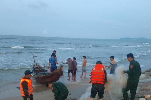 Đi tắm biển, 2 học sinh bị sóng cuốn mất tích